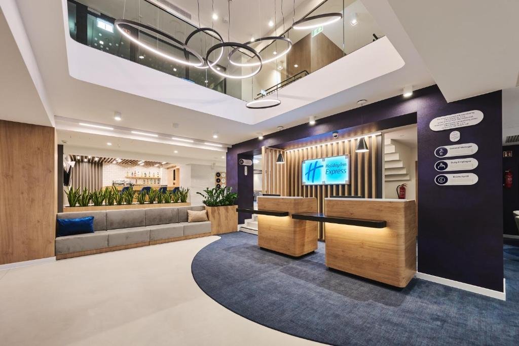 Holiday Inn Express1