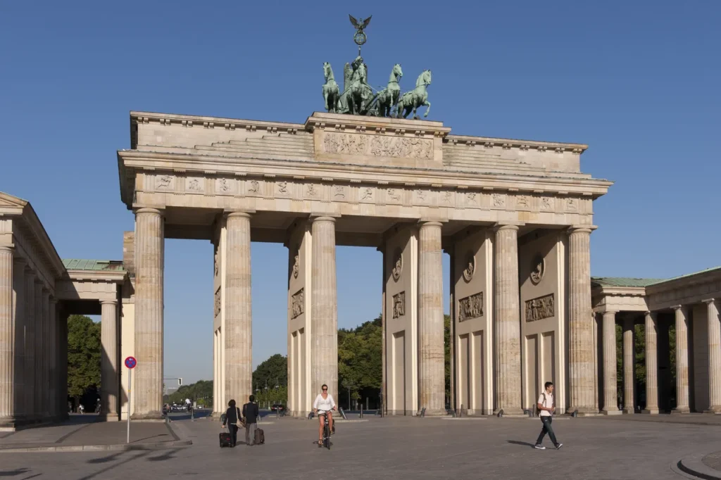 Beschreibung: Touristen am Brandenburger Tor am Pariser-Platz